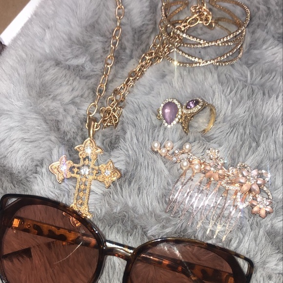 Accessories - Jewelry and sunglasses